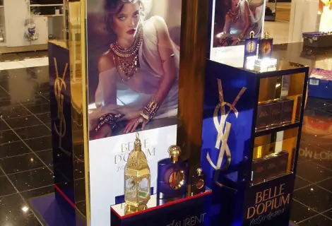 A perfume stand with a picture of a women on a board wrapped in MetalColour Metalized CA 24 Semi-Permanent
